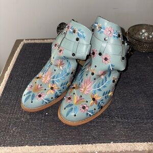 Light blue floral embroidered chunky heel boots EXCELENT FAST SHIPPING #feminine